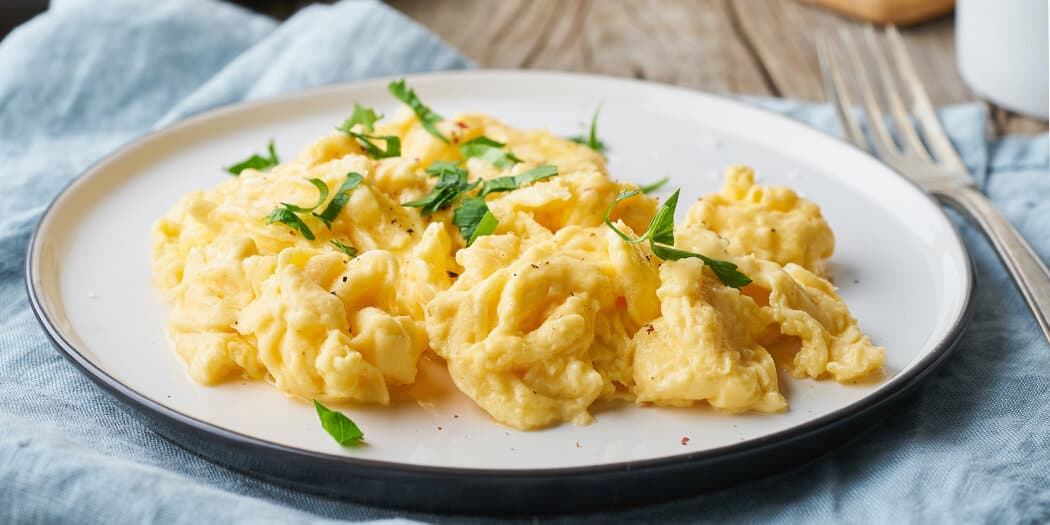 how-to-make-scrambled-eggs-hero